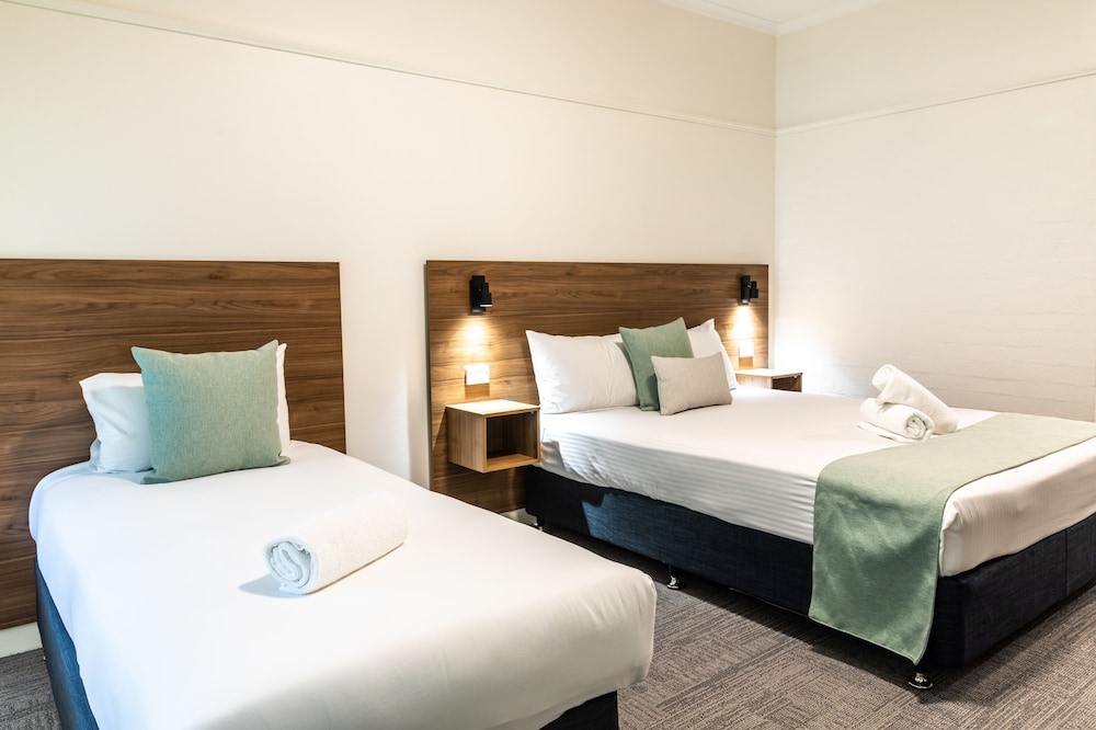 ROOM, 1 QUEEN AND 1 SINGLE BED