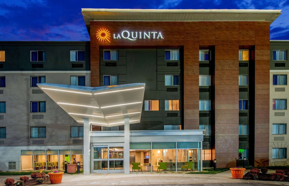 La Quinta Inn & Suites by Wyndham Baltimore BWI Airport 1/52