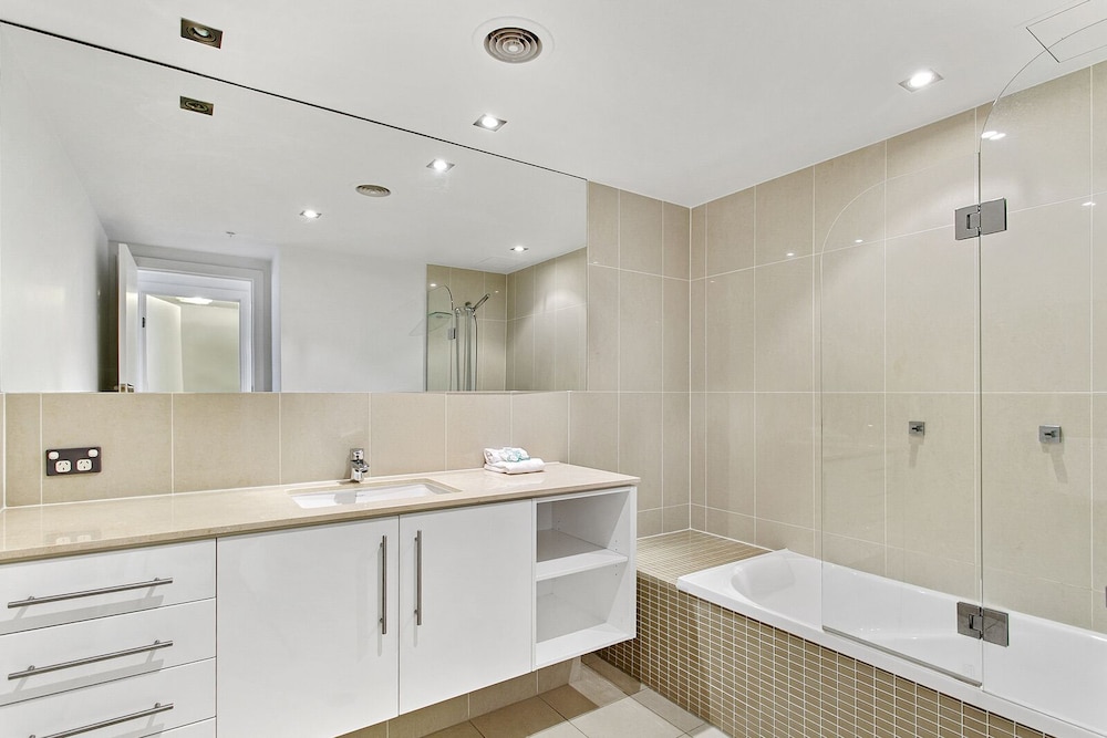 3 Bedrooms, Study, Deluxe, 1 King and 4 Single Beds, Ocean View، Proximity Waterfront Apartments 2/4