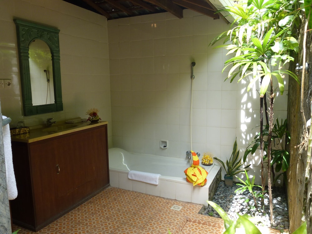 Gazebo Beach Hotel 5/50