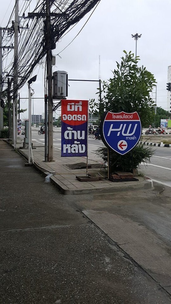HIGHWAY HOTEL 31/32