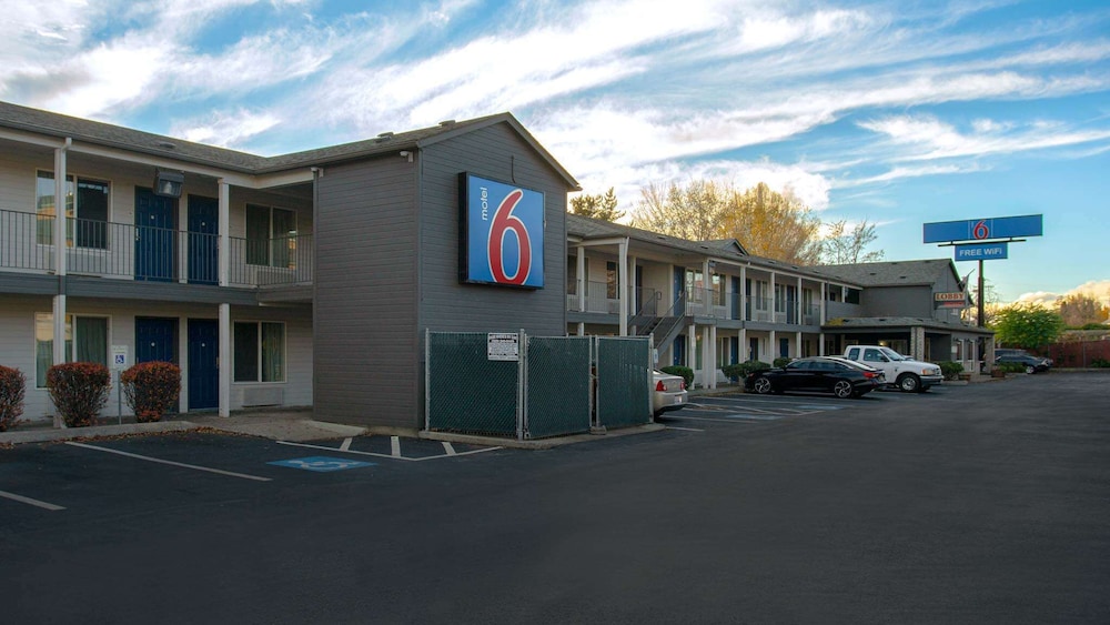 Motel 6 Yakima, WA - Downtown (Ex GuestHouse Inn Yakima) image