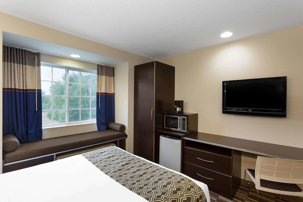 Microtel Inn and Suites by Wyndham Brooksville 12/53