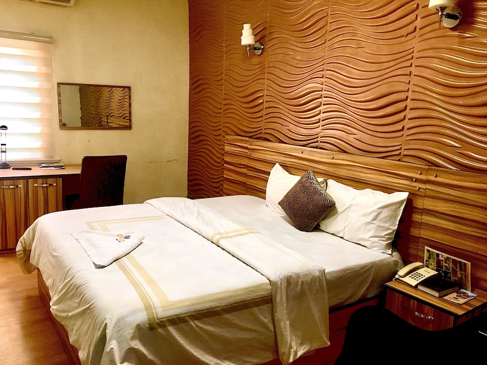 Providence Hotel And Suites 8/35