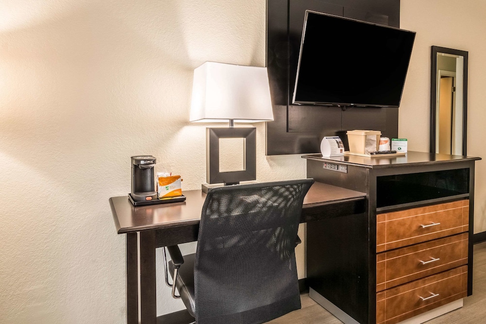 Quality Inn Pensacola, FL 28/36