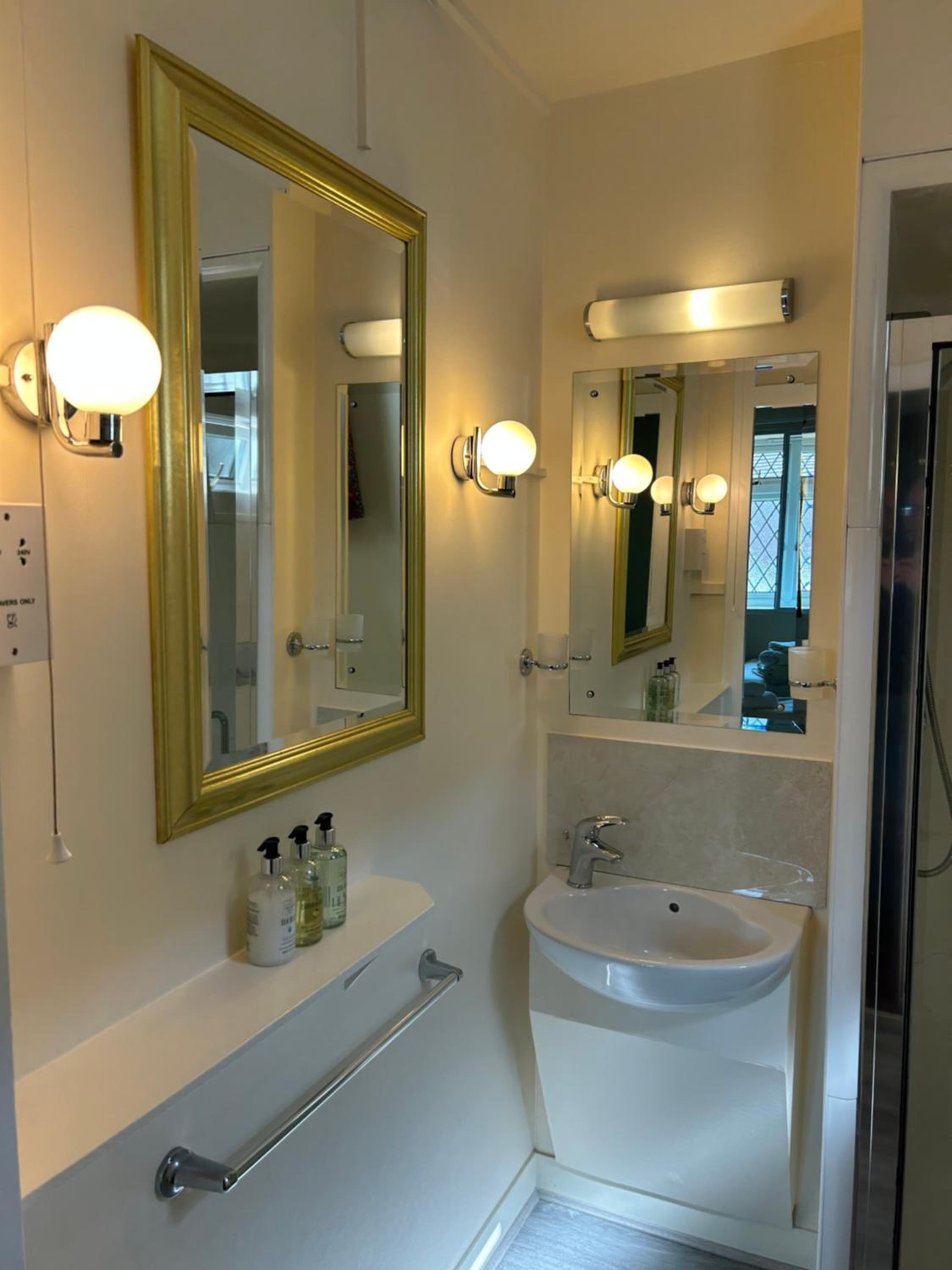 Oakwood Bed and Breakfast Heathrow 20/25