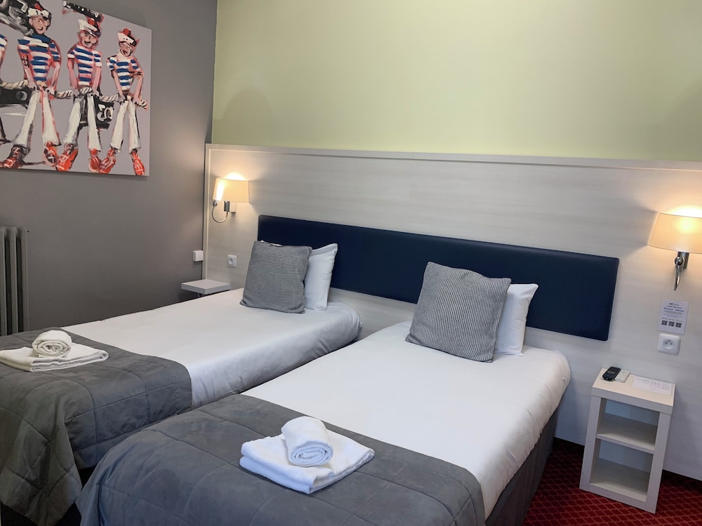 غرفة قياسية بسريرين منفصلين، Brit Hotel Bleu Nuit 3/8