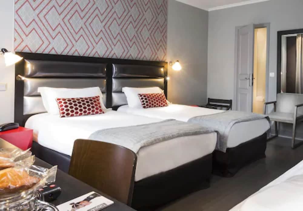 ROOM, TWIN BEDS