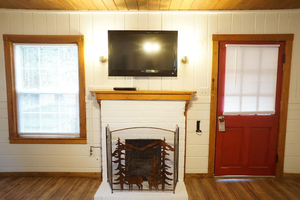 Shaver Lake Village Hotel 8/50
