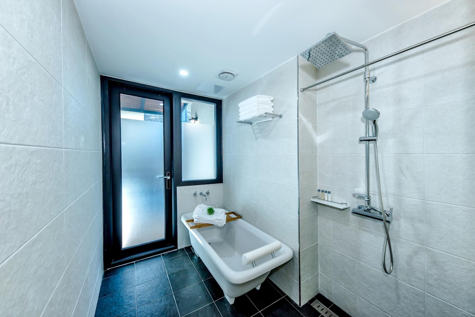 Arts Spa and Pool Villa 54/56