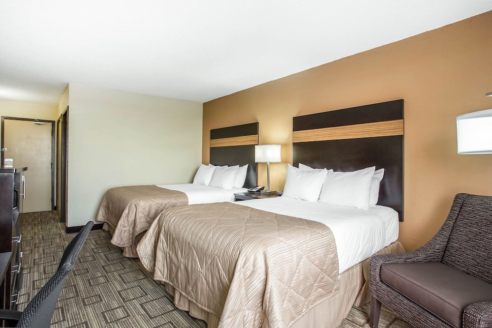 Clarion Hotel Fort Mill Near Amusement Park 9/35