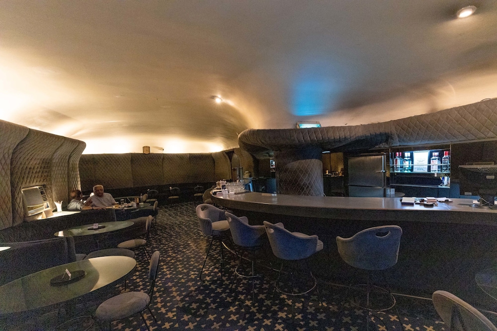 West End Hotel 36/70