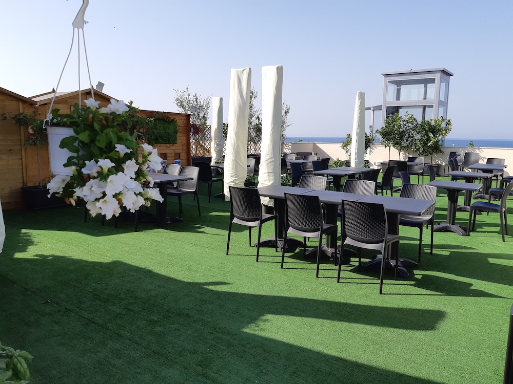Morello Beach Hotel 41/50