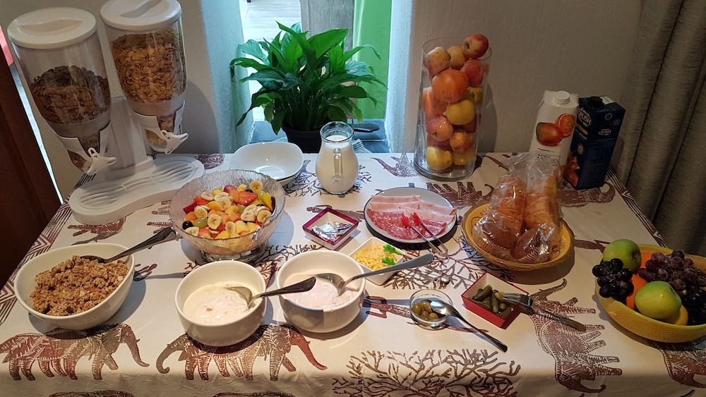 Six Valk Avenue Self Catering Guest House 25/50