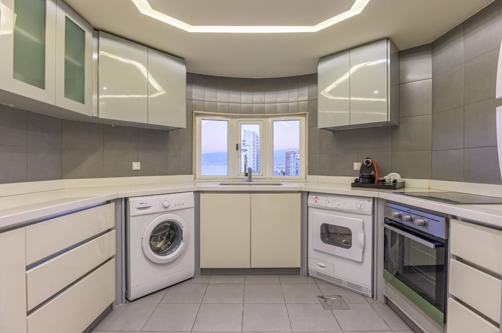 Lahoya Suites 50/50