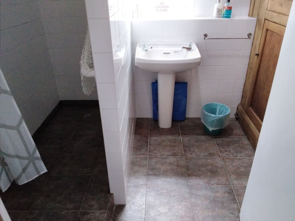 Whiteways Hotel 31/34