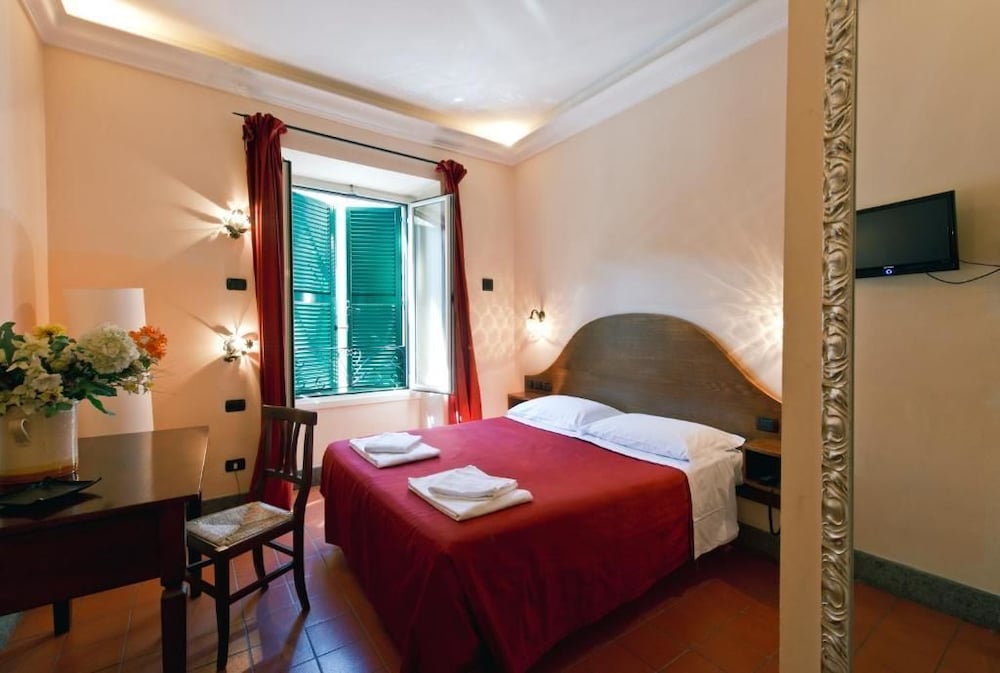ROOM, DOUBLE BED