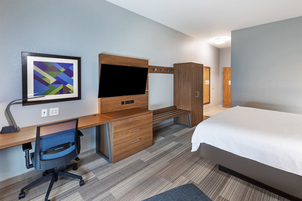 Holiday Inn Express Hotel Suites Hutto 27/72