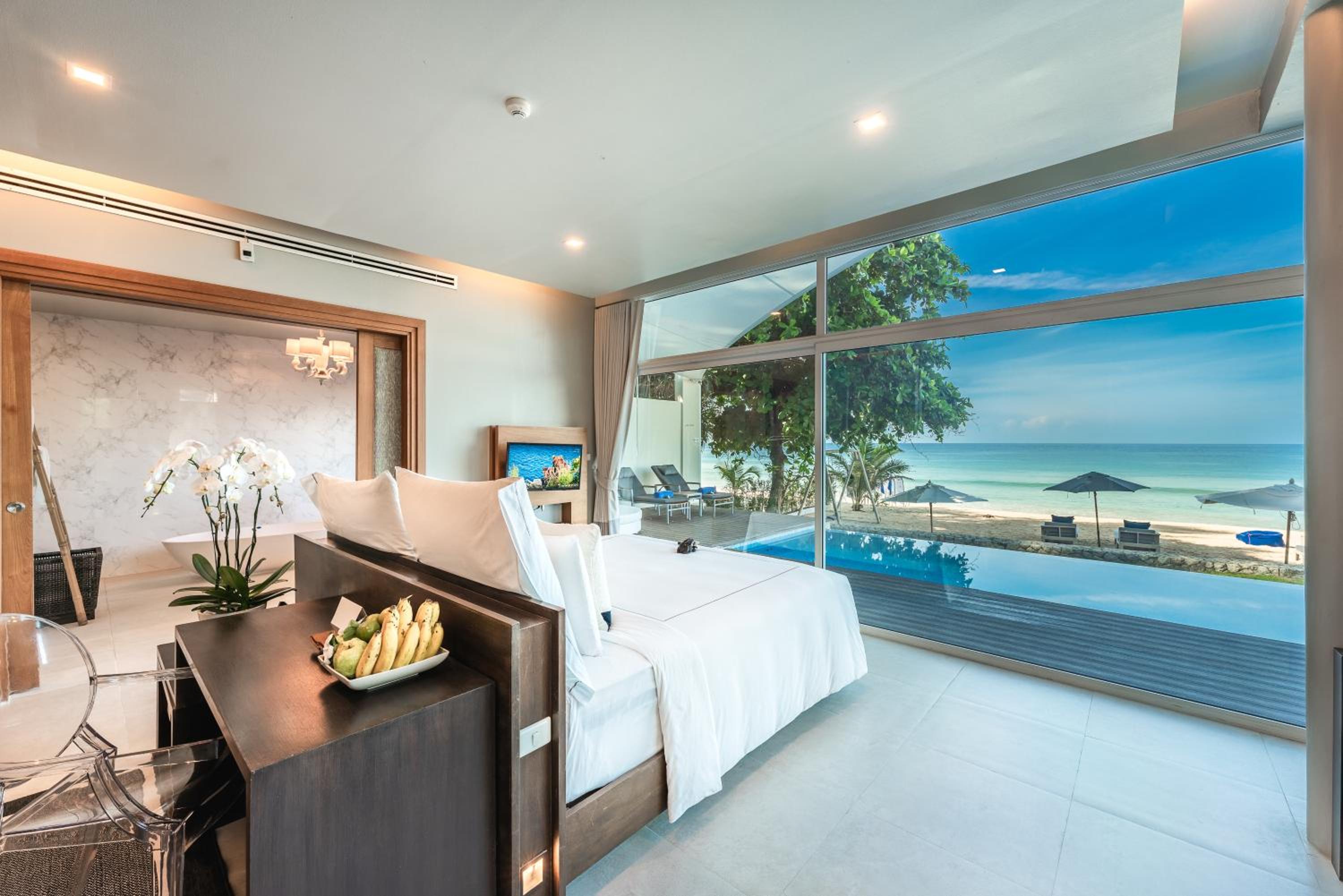 Pool, Suite, King Bed, Beach Front