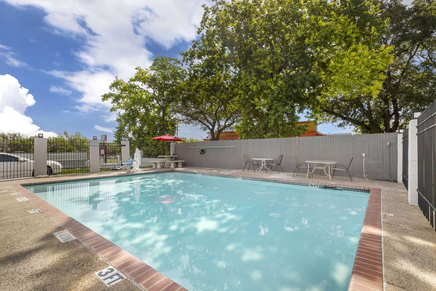 Econo Lodge Inn & Suites Near Lackland AFB San Antonio, TX 33/36