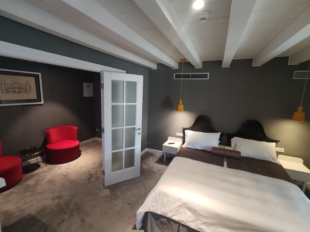 Xii Century Heritage Hotel 24/66