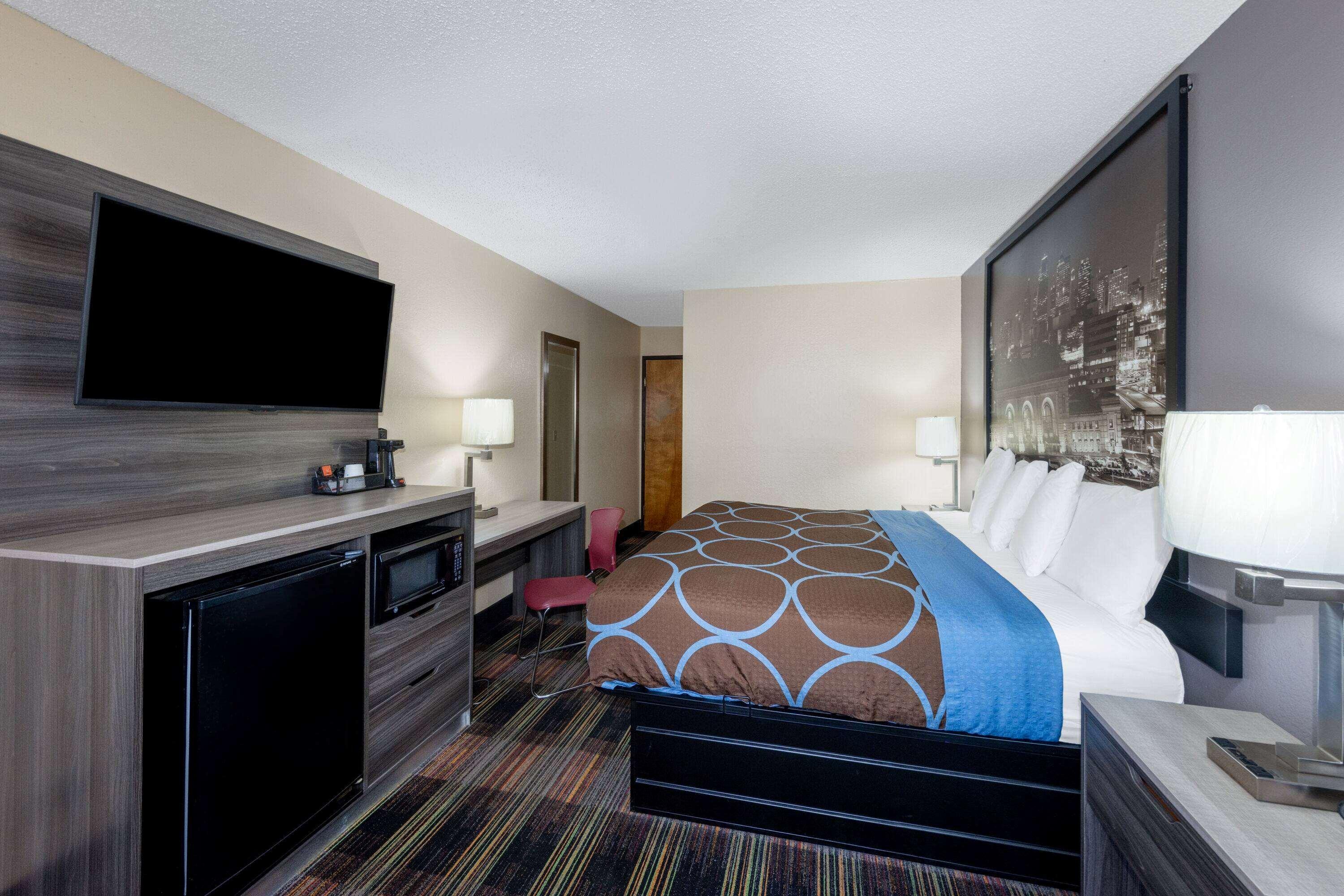 غرفة بسرير كينج، Super 8 By Wyndham Kansas City At Barry Road/Airport 3/3