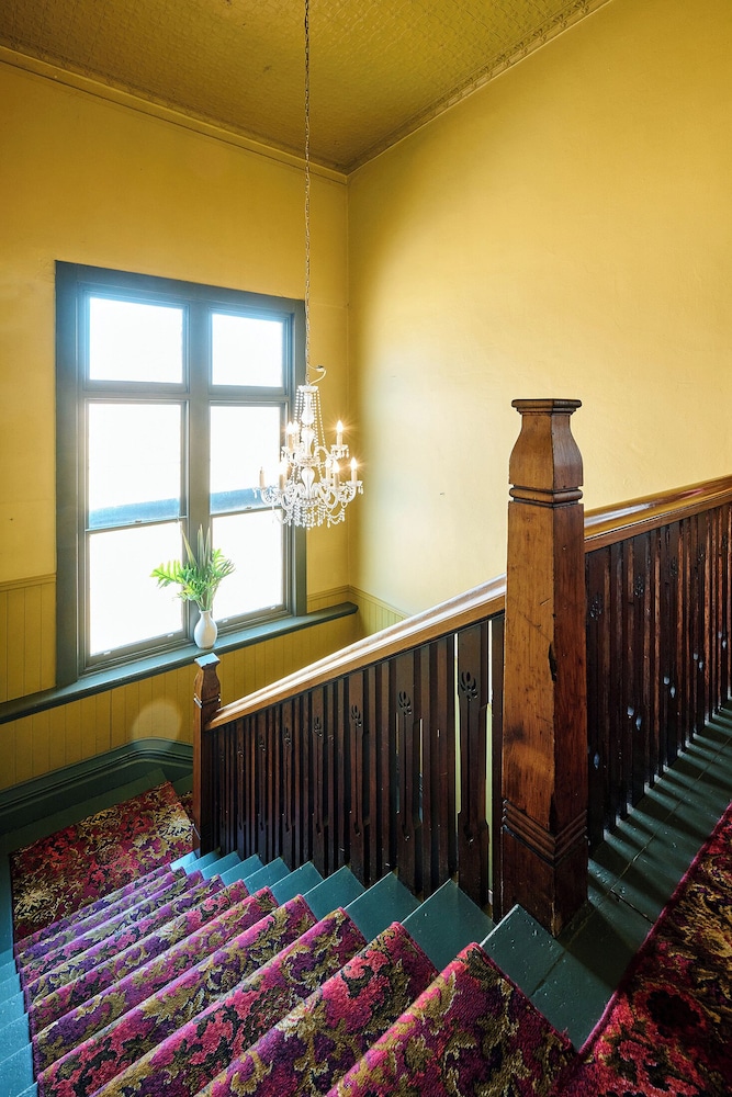 HEALESVILLE HOTEL 8/50