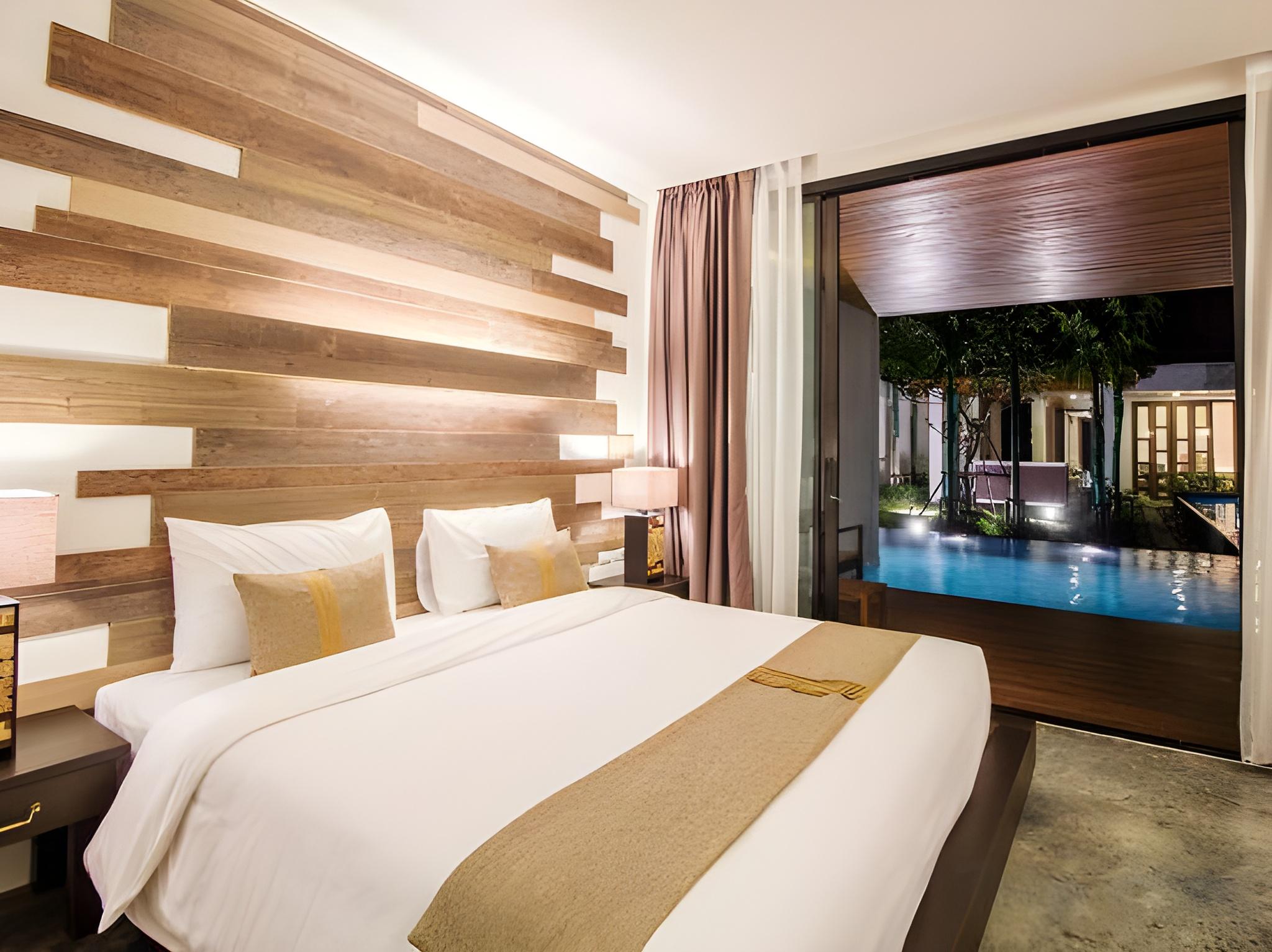 Premier, Luxury, Pool Access