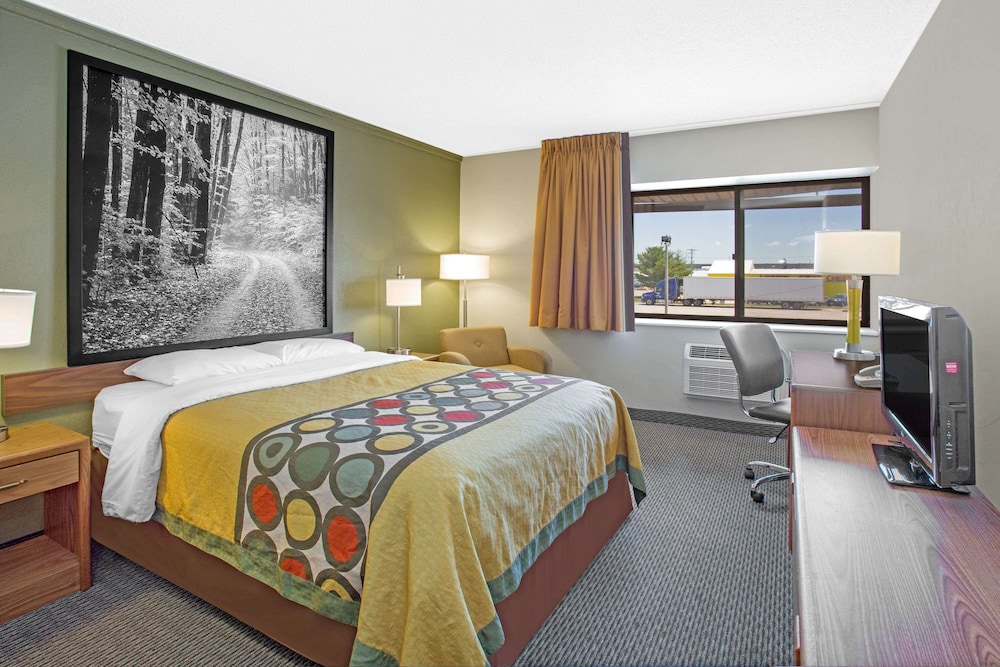 Super 8 by Wyndham Windsor/Madison North 11/28