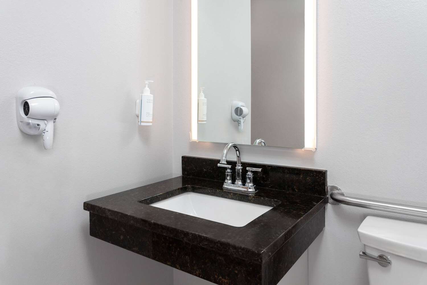 Microtel Inn & Suites by Wyndham Janesville 29/32
