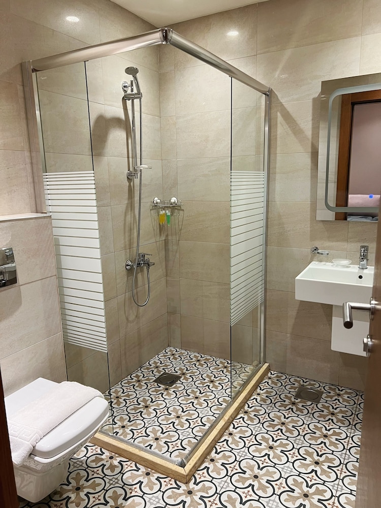 7th Star Hotel Suites 27/28