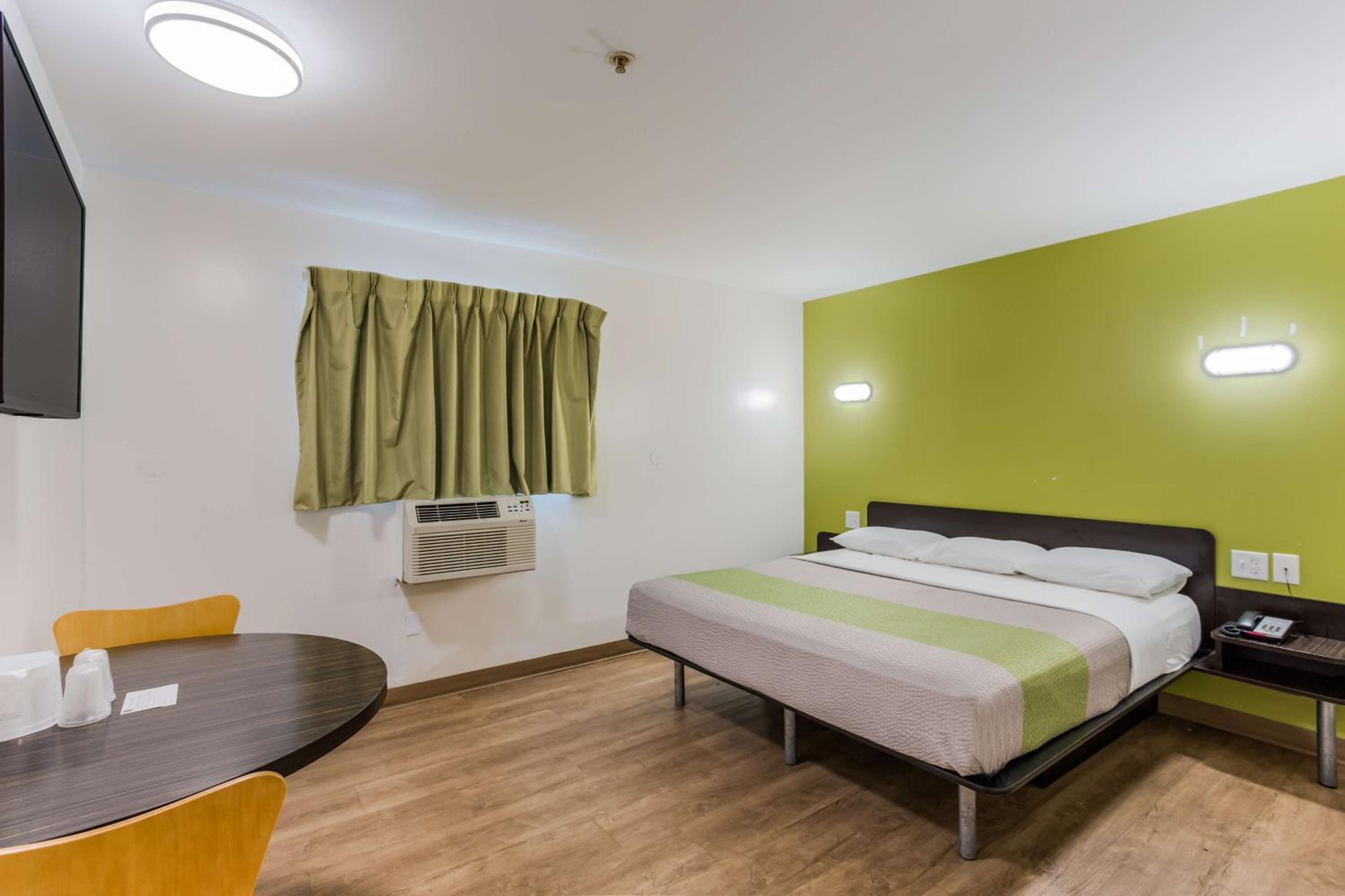 ROOM, KING BED