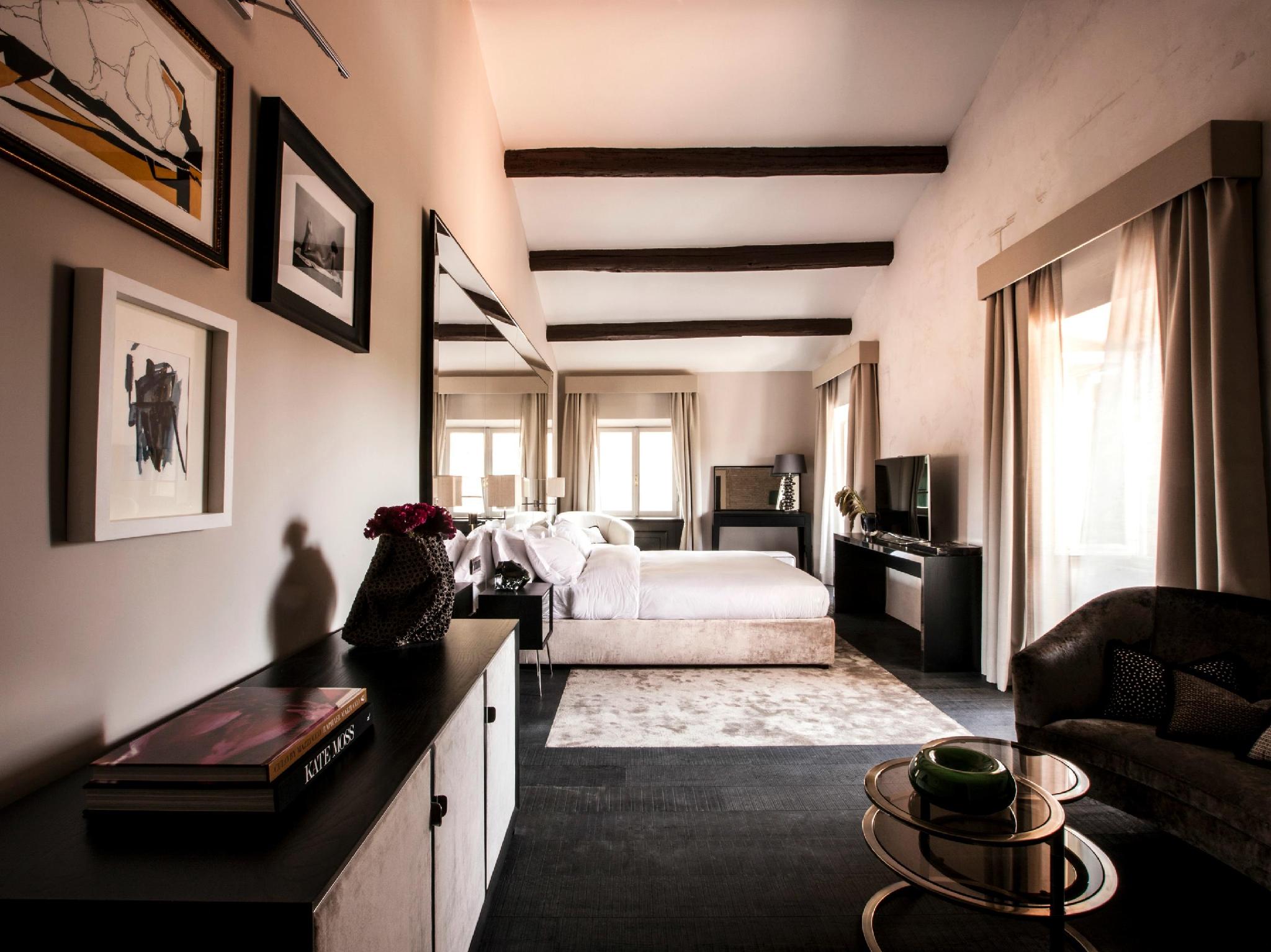 ROYAL, SUITE