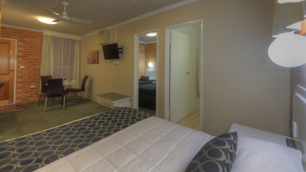 COUSINS MOTOR INN 12/62