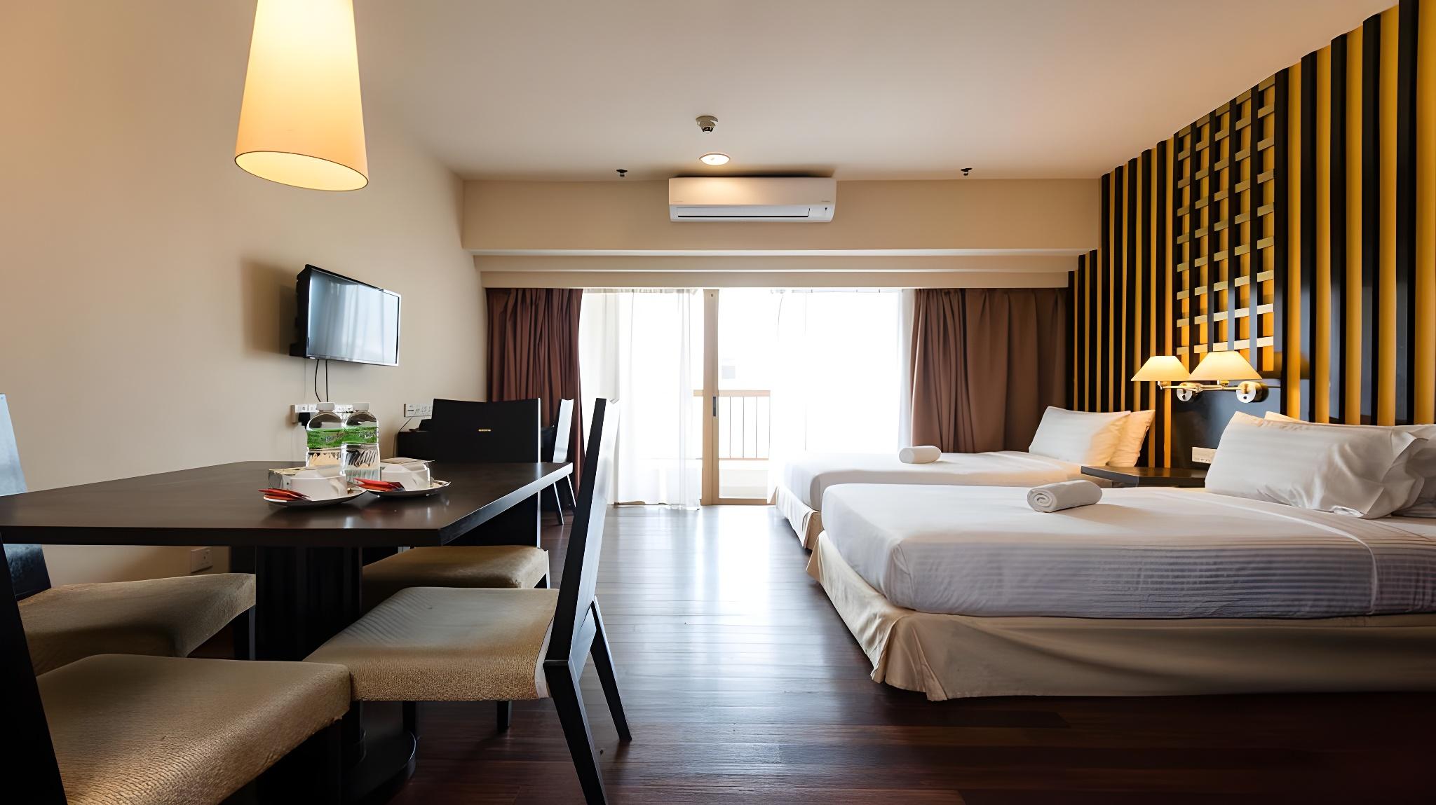 Deluxe, Twin Beds, Pool View