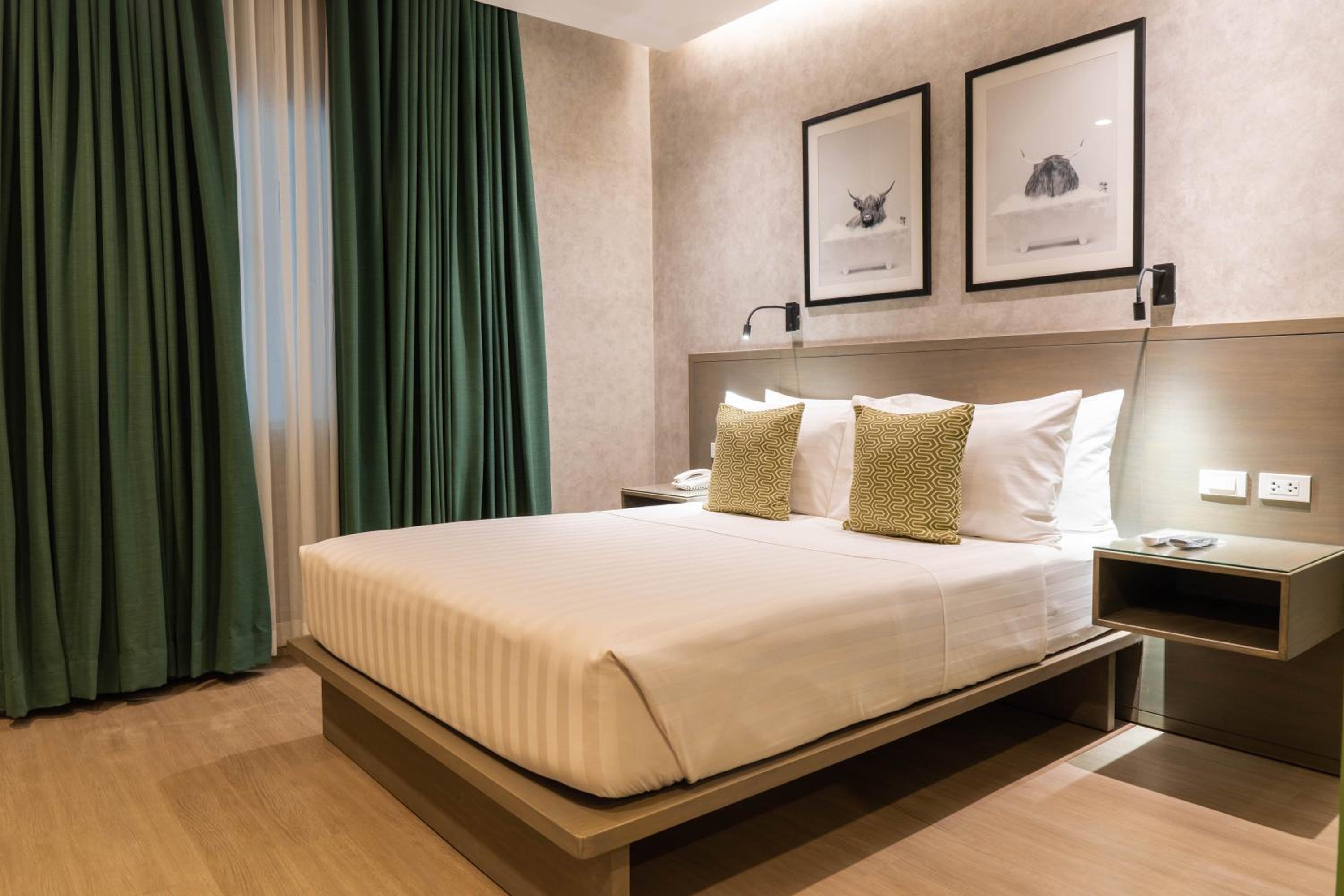 SUPERIOR, QUEEN BED