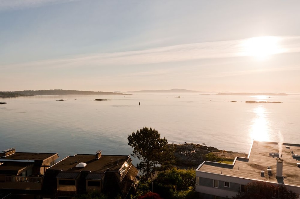 Oak Bay Beach Hotel 30/65