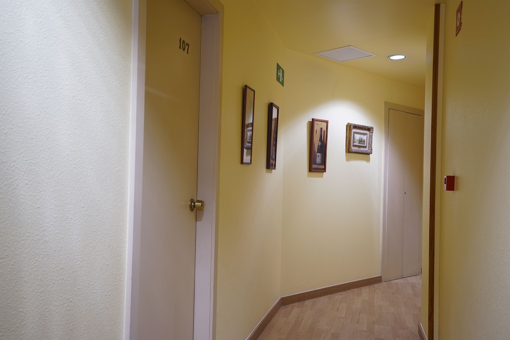 Hotel Esplugues 18/35