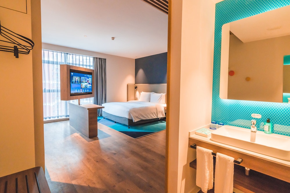Holiday Inn Express Pengzhou Downtown 24/71