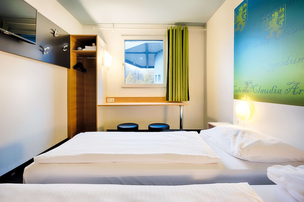 ROOM, TWIN BEDS