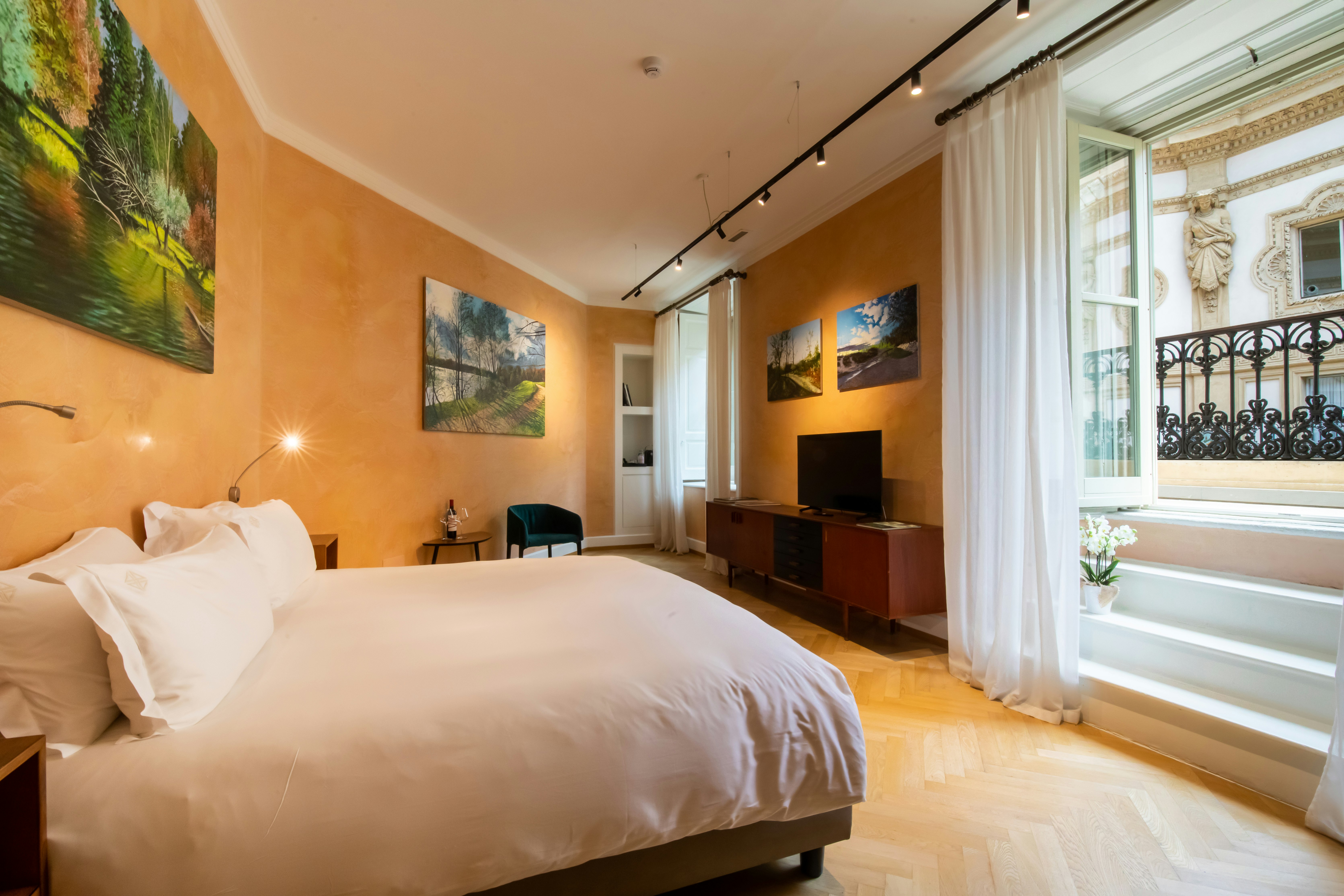 Gallery, Deluxe, Balcony