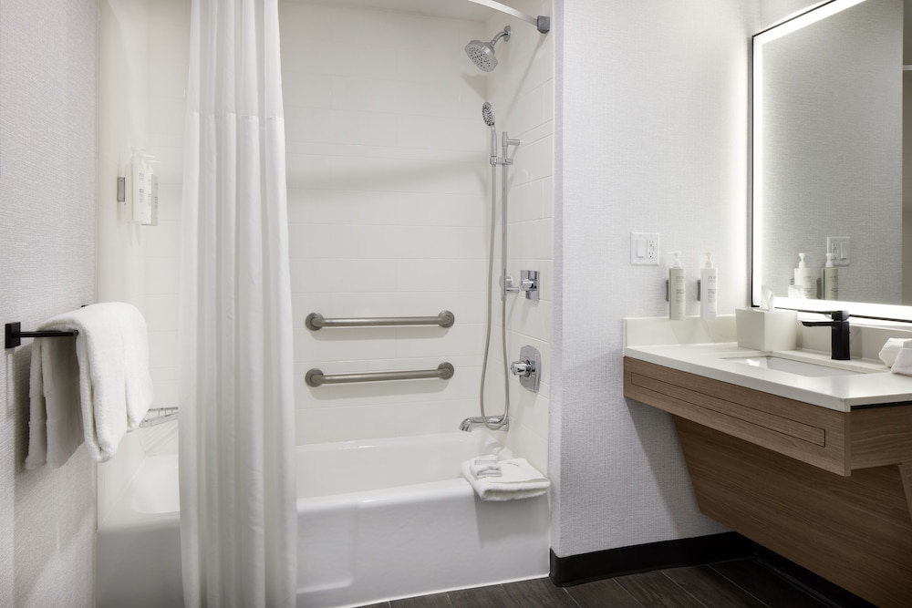 Suite, King Bed, Sofa, Hampton Inn Newark Airport 3/5