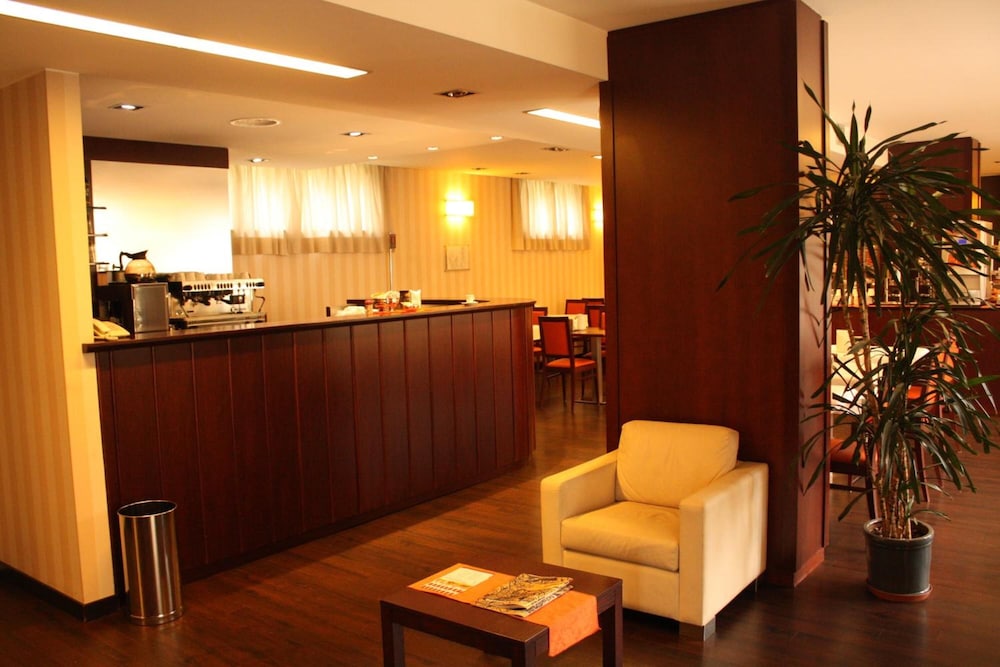 Hotel 2C 5/44