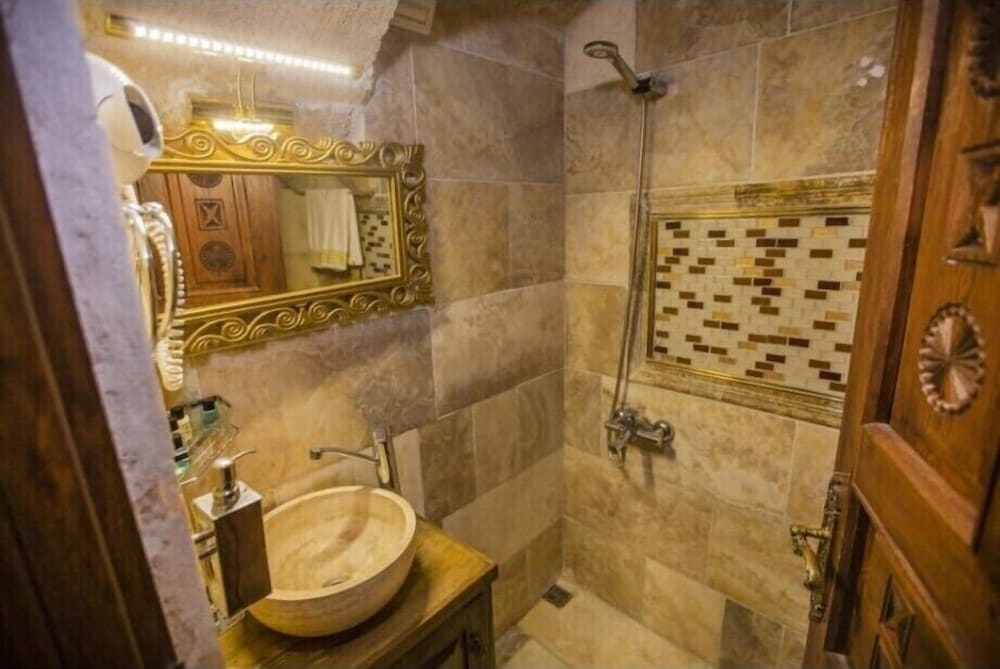 Royal Cave Hotel 57/58