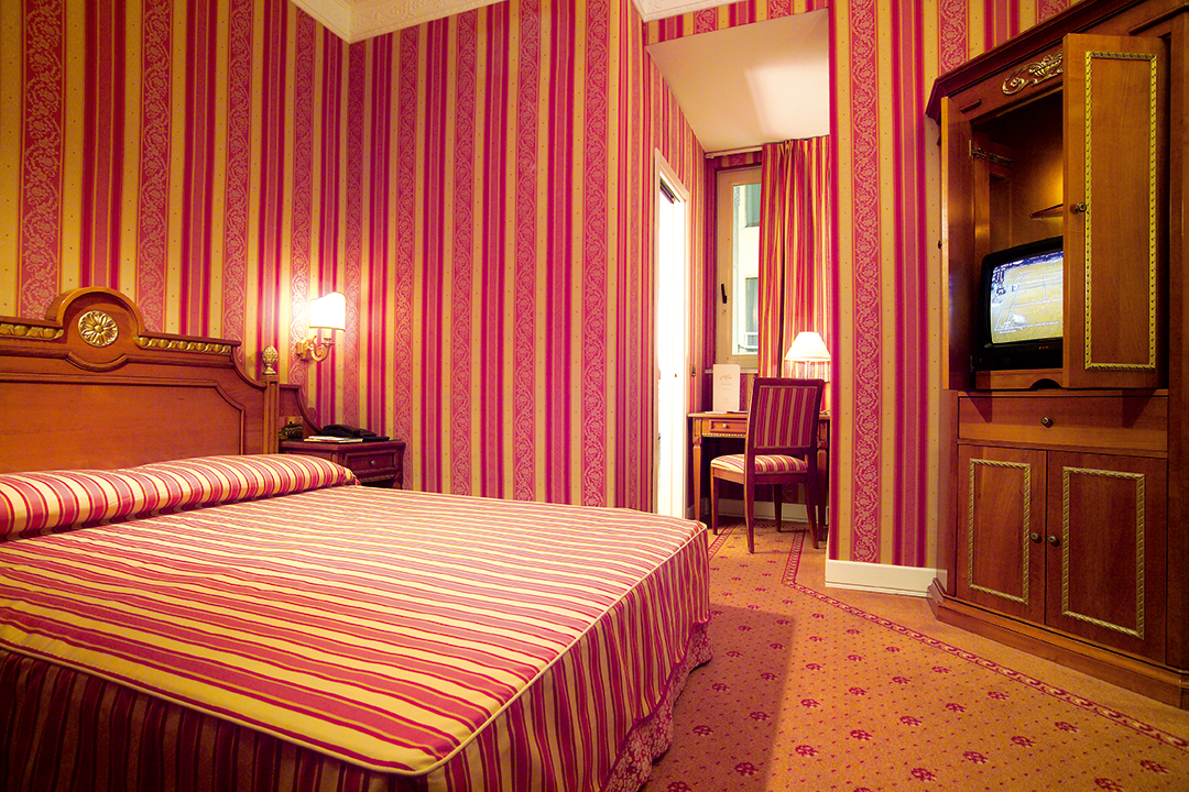 BAILEYS HOTEL 32/38