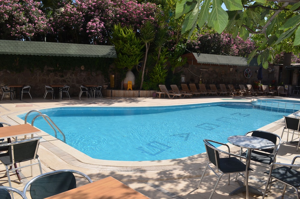 Megas Hotel 42/45