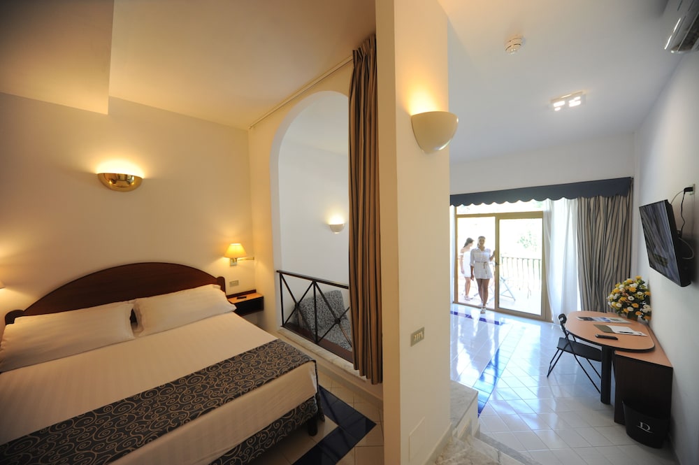 غرفة كومفورت ثلاثية بانورامية بسريرين منفصلين بإطلالة على البحر مع أريكة، Hotel Royal Positano 2/5