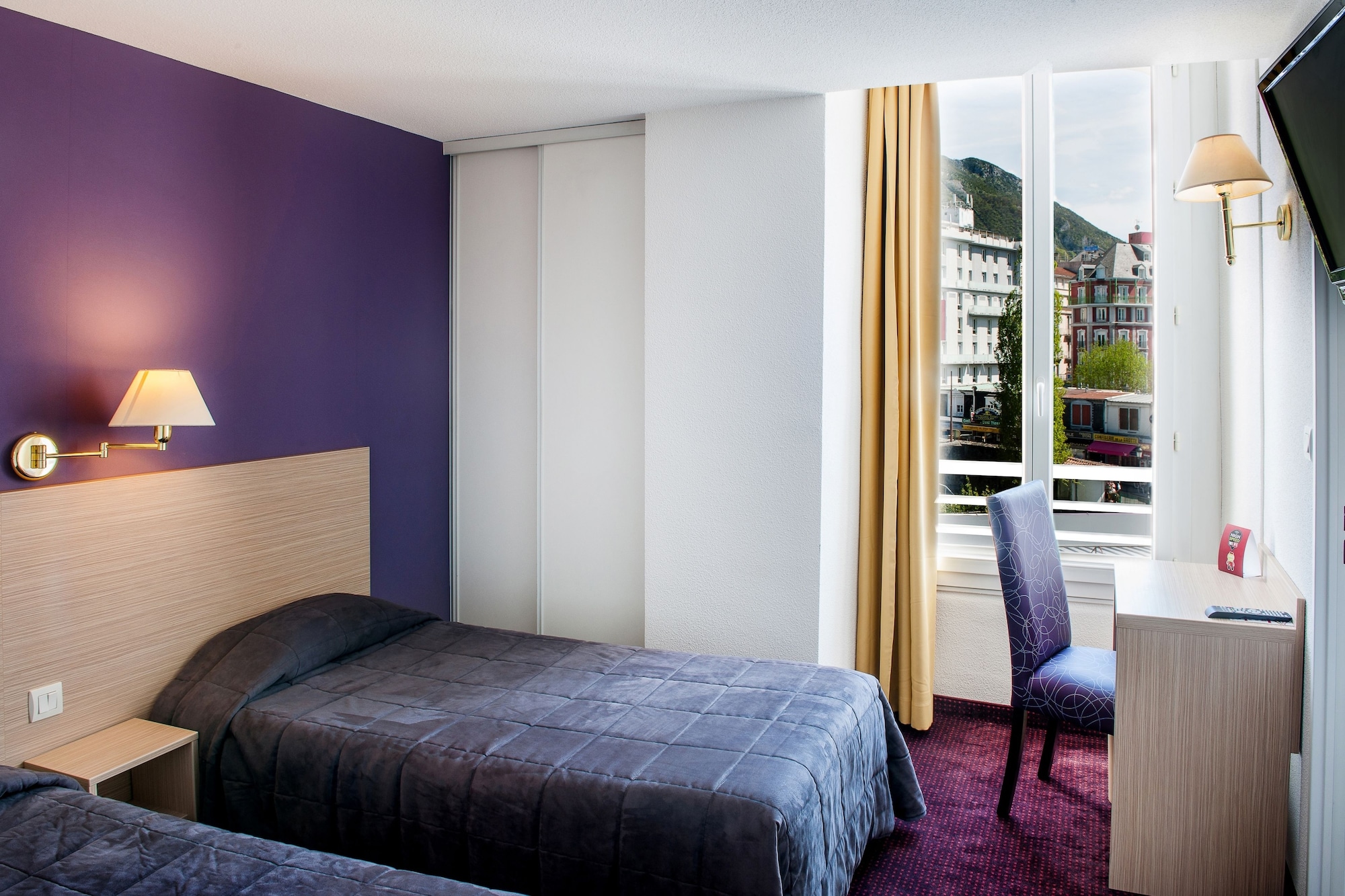 ROOM, TWIN BEDS