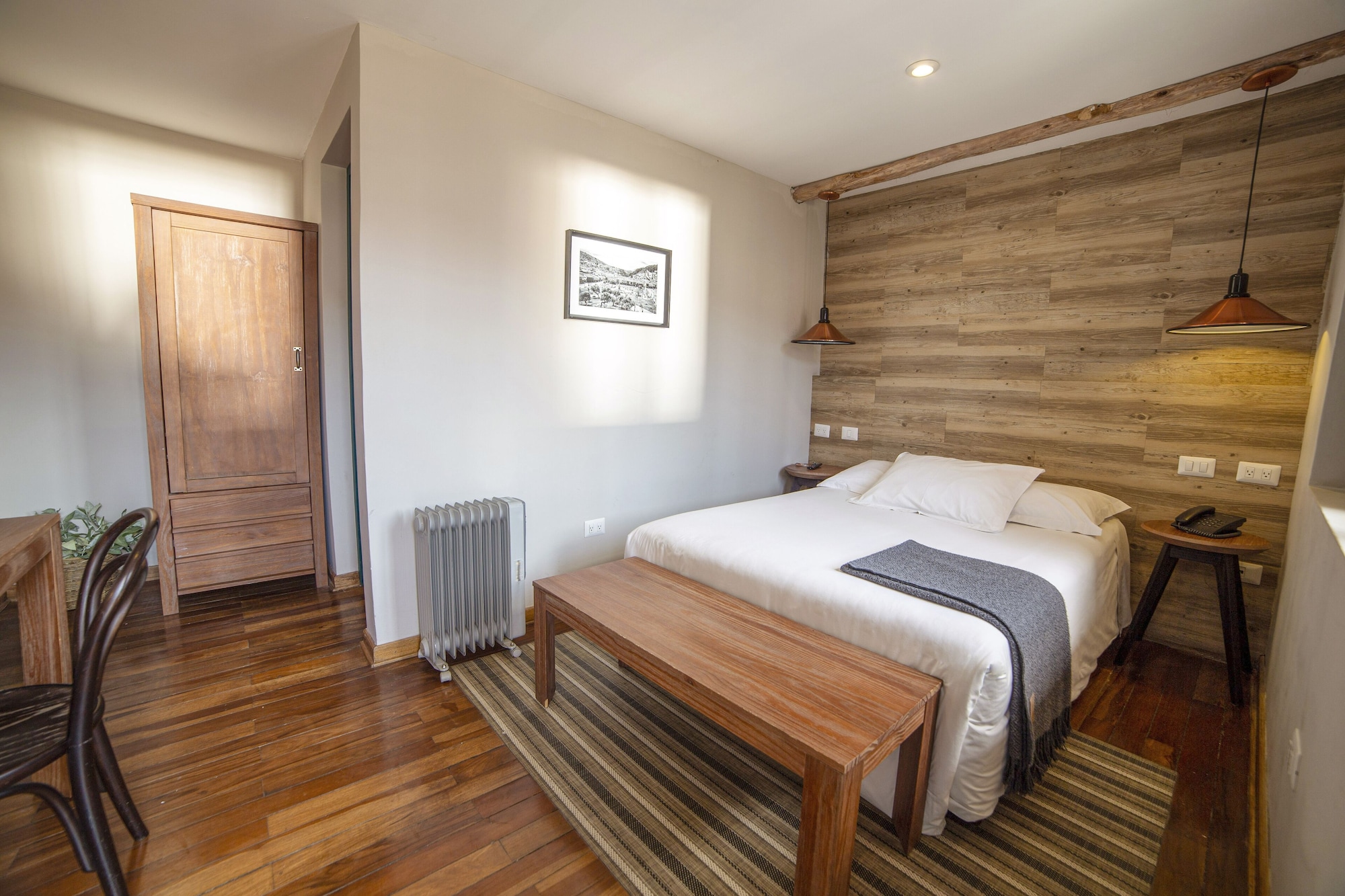 SUPERIOR, QUEEN BED