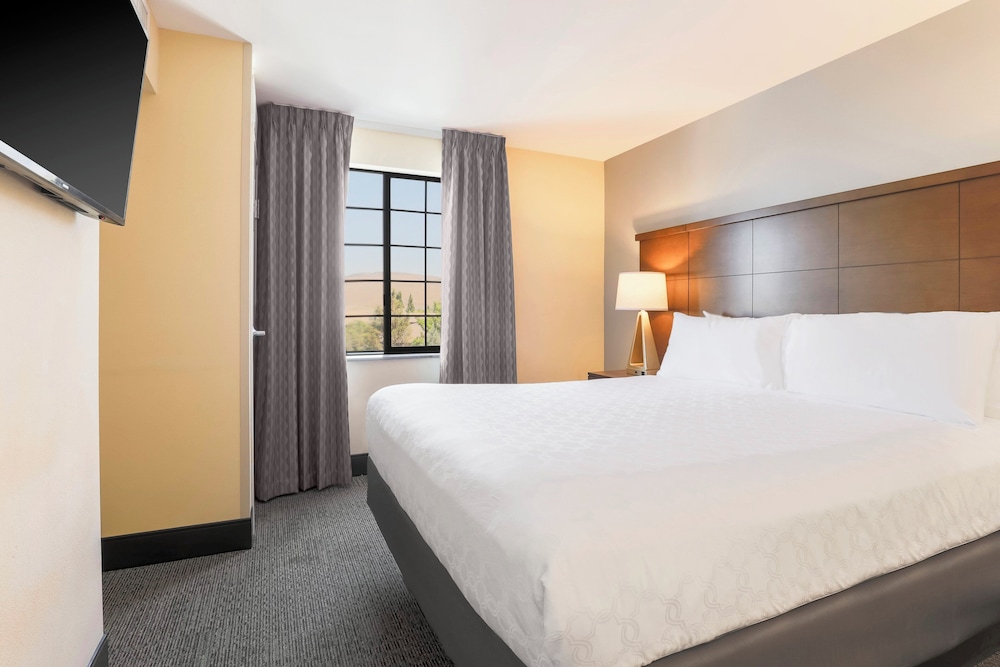1 Bedroom, Suite, King Bed, Kitchen